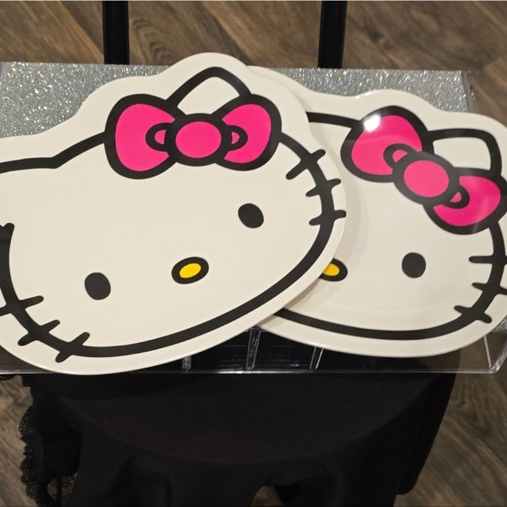 Hello Kitty Logo Plates - Picture 5 of 5